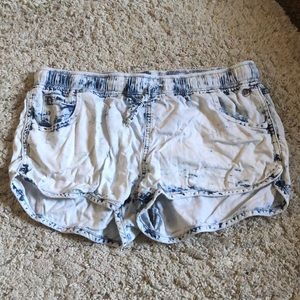 Soft lightweight pocket shorts